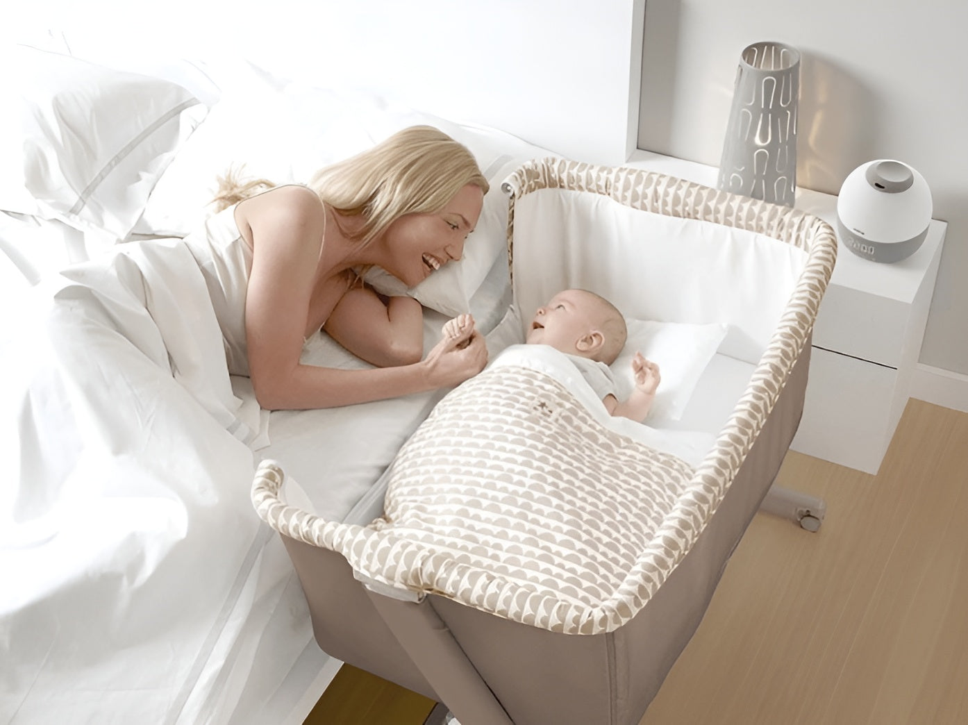 maman heureuse avec son bébé dans lit cododo