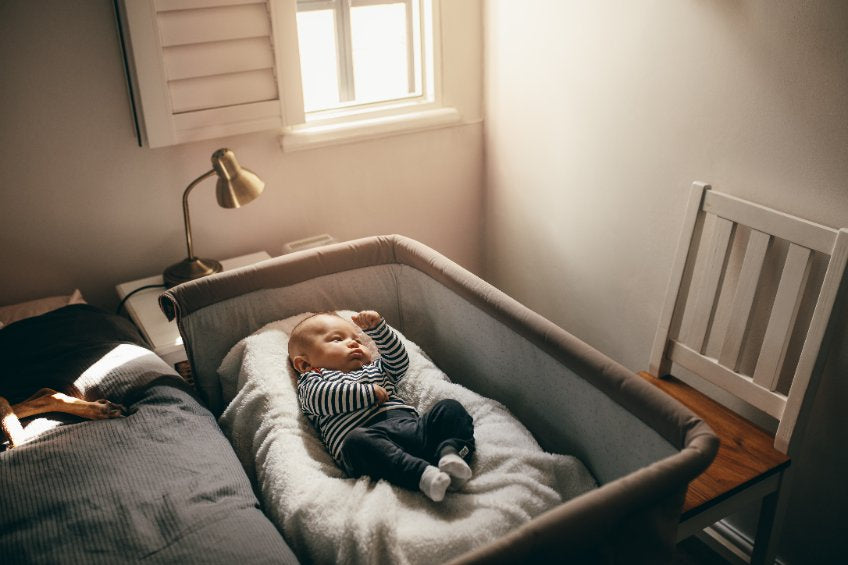 image d'un lit cododo dans une chambre avec un bébé dedans